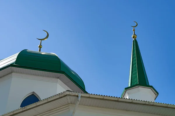 Kubbe kuleleri, Müslümanların ibadet ve ayinlerini yapan bir Müslüman camiinin minaresidir. Hilal ayının tepesindeki yeşil çatılar ve beyaz duvarlar İslam 'ın sembolü..