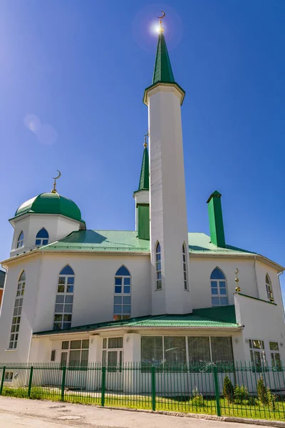 Kopuła Wieże Minaretem Muzułmańskiego Meczetu Wykonywania Modlitw Rytuałów Muzułmanów Zielone — Zdjęcie stockowe