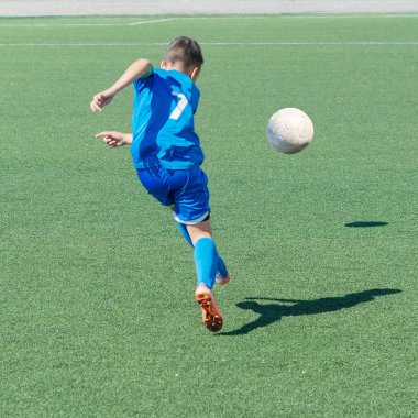 Çocuk futbolu. Maçta ve antrenmanda ilginç bir futbol anı. Çocukların futbol maçının aktif mücadelesi ve dinamiği. Çocuklar top için pervasızca savaşıyorlar..