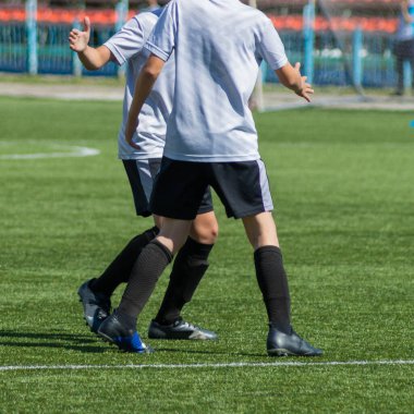 Çocuk futbolu. Kızlar ve erkekler için aktif futbol, rekabet, güzel dinamik anlar.
