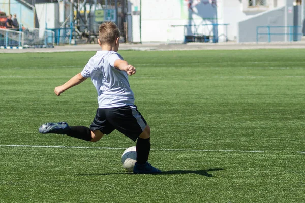 Детский Футбол Активный Футбол Девочек Мальчиков Конкуренция Красивые Динамические Моменты — стоковое фото
