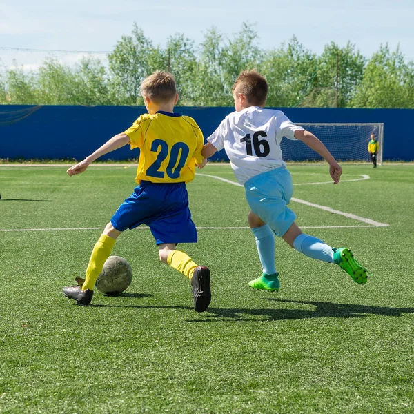 Çocuk futbolu. Maçta ve antrenmanda ilginç bir futbol anı. Çocukların futbol maçının aktif mücadelesi ve dinamiği. Çocuklar top için pervasızca savaşıyorlar..