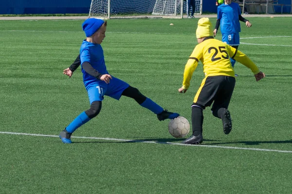 Çocuk Futbolu Çocuklar Futbol Oynuyor Çocukların Futbol Maçının Aktif Mücadelesi — Stok fotoğraf