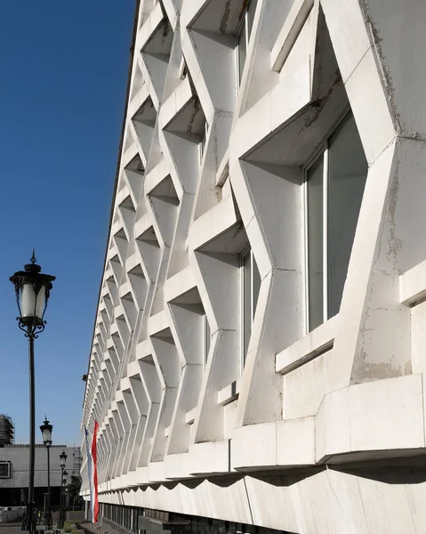 Ulyanovsk, Rusya - 5 Temmuz 2021: Yapının yapı duvarı net bir kesik desen ve perspektife sahip yineleme, ritim, şablon, parça parça ve bütün cam ve beton duvarları içeriyor.