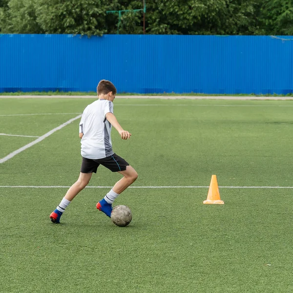 Garçon Aime Jouer Football Entraîne Avec Ballon Sur Gazon Artificiel — Photo