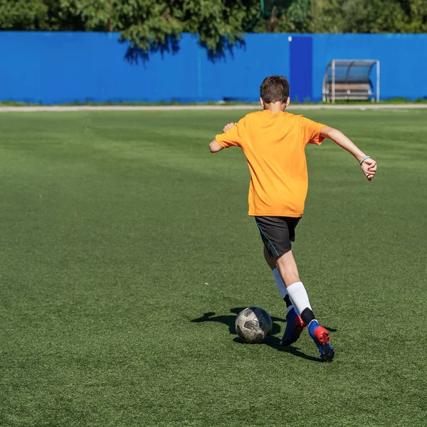 Garçon Aime Jouer Football Entraîne Avec Ballon Sur Gazon Artificiel — Photo