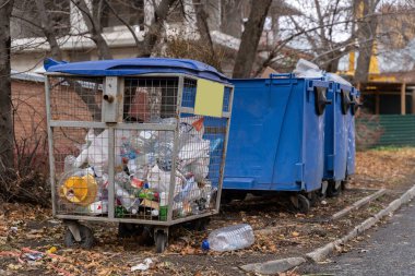 Geri dönüşüm için şehir caddesindeki konteynırlarda ayrı bir çöp koleksiyonu.