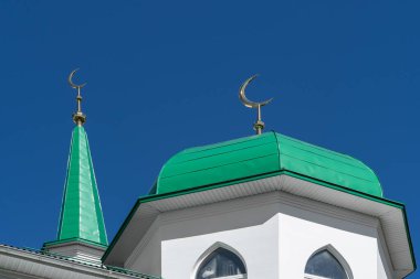 Kubbe kuleleri, Müslümanların ibadet ve ayinlerini yapan bir Müslüman camiinin minaresidir. Hilal ayının tepesindeki yeşil çatılar ve beyaz duvarlar İslam 'ın sembolü..