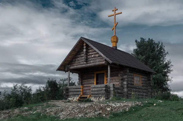 Drewniana Kaplica Sosnowych Kłód Zbudowana Kamiennym Wzgórzu — Zdjęcie stockowe