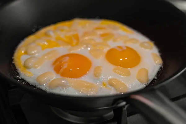 Telur Goreng Dalam Panci Dengan Mentega Untuk Sarapan Atau Makan — Stok Foto