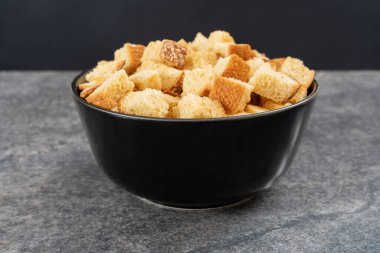 Siyah fincan vanilyalı tatlı kare krakerler yakın planda..