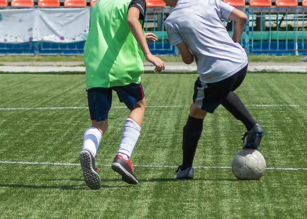 Kindervoetbal Een Interessant Voetbalmoment Bij Wedstrijd Training Actieve Strijd Dynamiek — Stockfoto