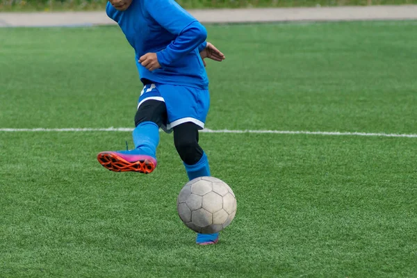 Çocuk Futbolu Çocuklar Futbol Oynuyor Çocukların Futbol Maçının Aktif Mücadelesi — Stok fotoğraf