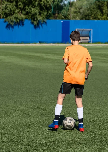 Garçon Aime Jouer Football Entraîne Avec Ballon Sur Gazon Artificiel — Photo