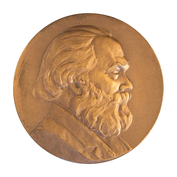 Ulyanovsk, Rusya - 09 Ocak 2022: Büyük masaüstü madalyası büyük Alman filozof, ekonomist Karl Heinrich Marx yakın plan illüstrasyon editörü.