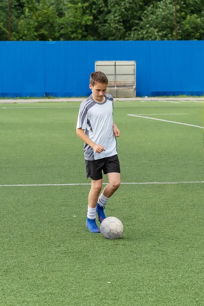 Garçon Aime Jouer Football Entraîne Avec Ballon Sur Gazon Artificiel — Photo