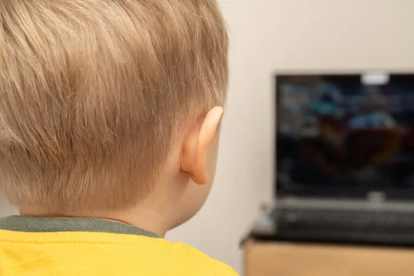 Kleine Jongen Jaar Oud Ziet Cartoon Een Laptop Scherm Het Stockfoto