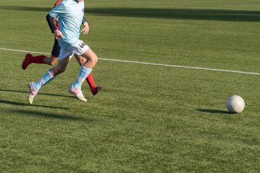 Çocuk futbolu. Kızlar ve erkekler için aktif futbol, rekabet, güzel dinamik anlar.