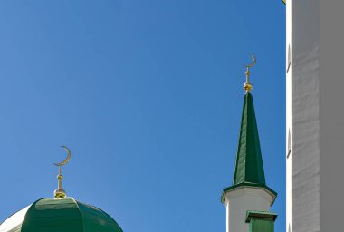 Kubbe kuleleri, Müslümanların ibadet ve ayinlerini yapan bir Müslüman camiinin minaresidir. Hilal ayının tepesindeki yeşil çatılar ve beyaz duvarlar İslam 'ın sembolü..