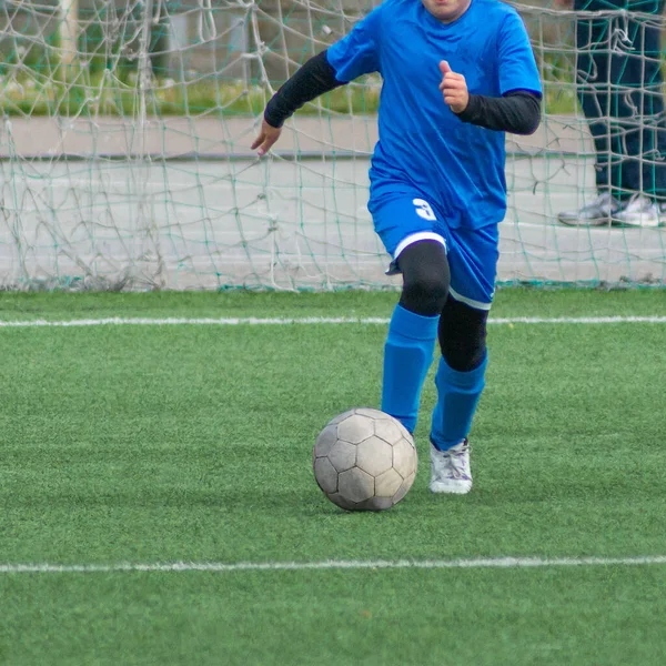 Kindervoetbal Kinderen Spelen Voetbal Actieve Strijd Dynamiek Van Jongens Voetbalwedstrijd — Stockfoto