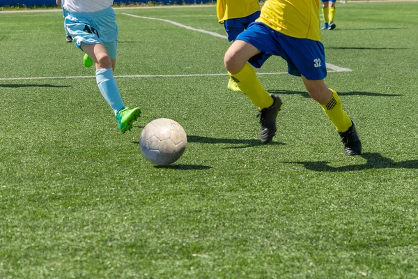 Kindervoetbal Een Interessant Voetbalmoment Bij Wedstrijd Training Actieve Strijd Dynamiek — Stockfoto