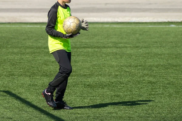 Çocuk Futbolu Çocuklar Futbol Oynuyor Çocukların Futbol Maçının Aktif Mücadelesi — Stok fotoğraf