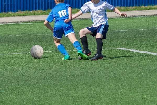 Barnfotboll Ett Intressant Fotbollsmoment Matchen Och Träningen Den Aktiva Kampen — Stockfoto