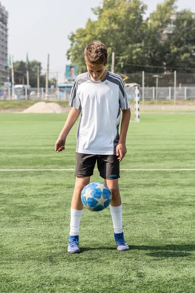 Ulyanovsk Rusko Července 2021 Chlapec Miluje Fotbal Trénuje Míčem Umělém — Stock fotografie