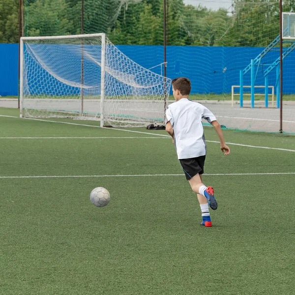Chlapec Miluje Hrát Fotbal Trénuje Míčem Umělém Trávníku Dává Gól — Stock fotografie