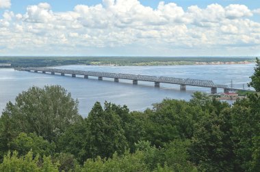 Rusya 'da Çar' ın altında inşa edilen Volga Nehri üzerindeki köprü. Şu anki demir köprü. Aynı şehrin iki bankasını birbirine bağlar.