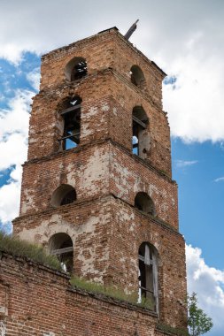 300-400 yıllık kırmızı tuğladan yapılmış eski bir tapınak köydeki Hristiyan Ortodoks kilisesi gibiydi. Şimdi kilise terk edilmiş ve işlevsiz..
