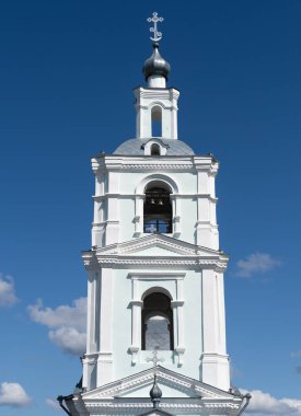 Çarmıhlı kubbeler, kilisenin tepesi doğuya dönük. Ortodoks Hıristiyan dini.