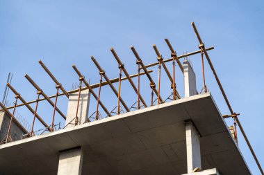 Kentte güneşli havalarda kamyon vinci kullanan yeni bir konut inşaatı..