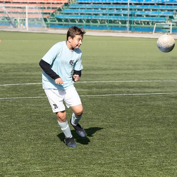 Ένας Νεαρός Παίζει Ποδόσφαιρο Μια Μπάλα Αγόρι Παιδιά Ποδοσφαιριστής — Φωτογραφία Αρχείου