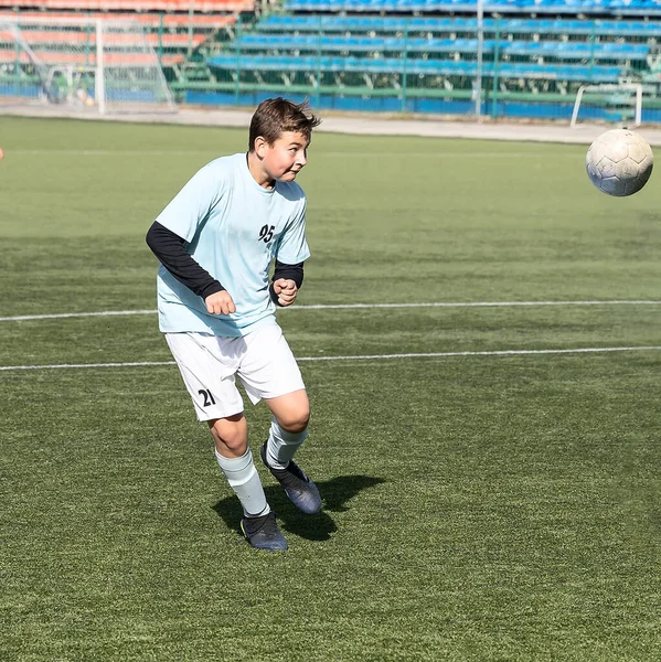 Joven Juega Fútbol Con Una Pelota Niño Niños Jugador Fútbol — Foto de Stock