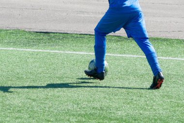 Çocuk futbolu. Maçta ve antrenmanda ilginç bir futbol anı. Çocukların futbol maçının aktif mücadelesi ve dinamiği. Çocuklar top için pervasızca savaşıyorlar..