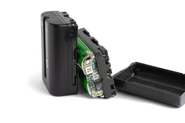 Güç kaynağının iç yapısı kamera ve diğer ev aletleri için batarya beyaz arka planda izole edilmiştir..