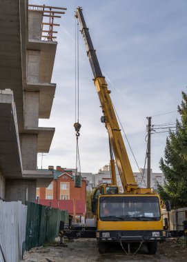 Şehirde vinç, havan pompası solüsyonu kullanarak yeni bir monolitik çerçeve inşa ediliyor..