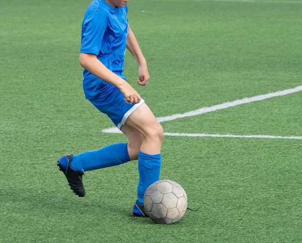 Gyerekfoci Érdekes Futball Pillanat Meccsen Edzésen Fiúk Focimeccsének Aktív Küzdelme — Stock Fotó