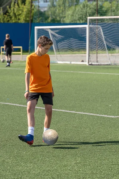 Garçon Aime Jouer Football Entraîne Avec Ballon Sur Gazon Artificiel — Photo