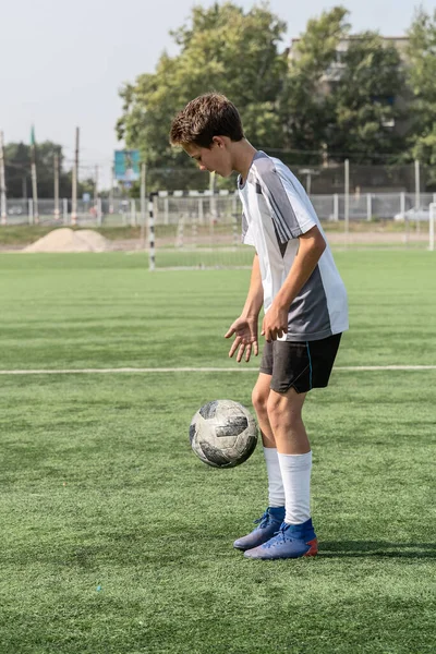 Ulyanovsk Rusko Července 2021 Chlapec Miluje Fotbal Trénuje Míčem Umělém — Stock fotografie