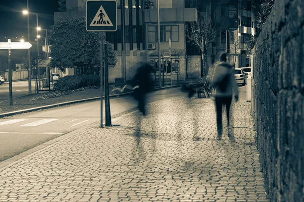 Calle Nocturna Con Gente Caminando — Foto de Stock