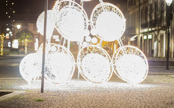 Sokakta ışık ağacı