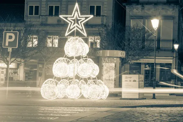 Sokakta ışık ağacı