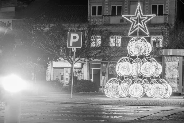 Sokakta ışık ağacı