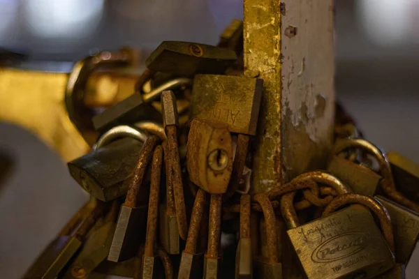 Kilit ve anahtar, bağlı kilitler, Aşk Kilitleri