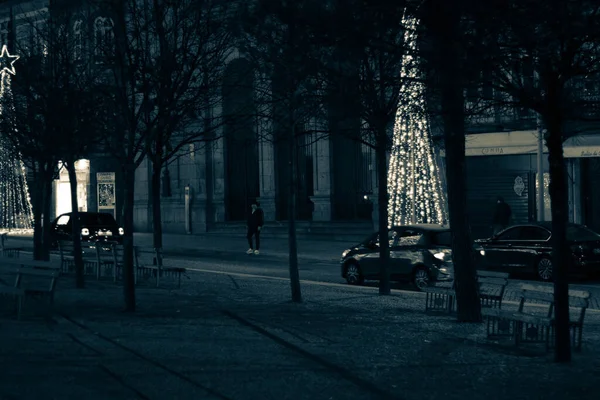 Geceleri şehirde bir cadde