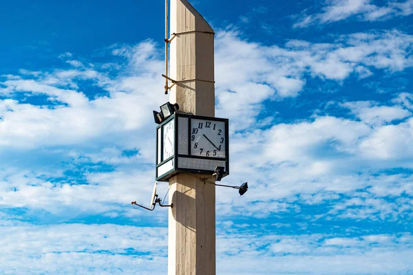 Gökyüzü arkaplanındaki saat