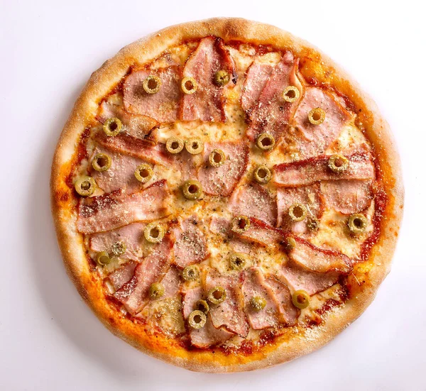Beyaz arka planda izole edilmiş jambonlu ve zeytinli pizza