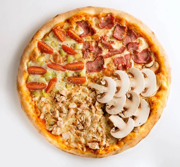Beyaz arka planda izole edilmiş jambonlu ve mantarlı pizza